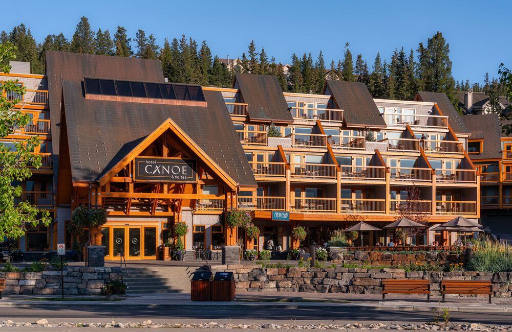 Hotel Canoe & Suites in the Summertime
