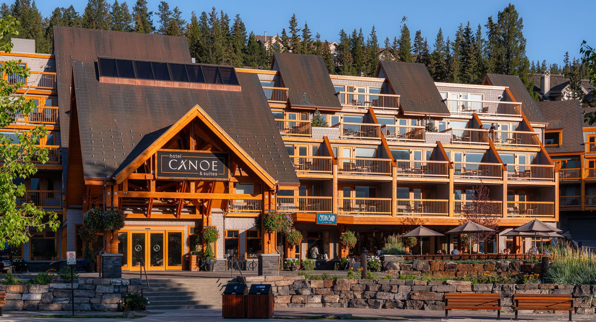 Hotel Canoe & Suites in the Summertime
