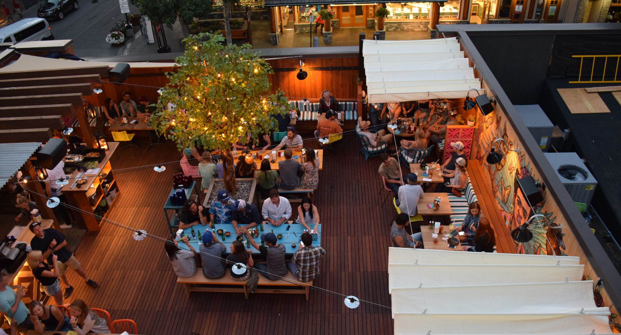 People dining at the Magpie & Stump El Patio on a summer evening