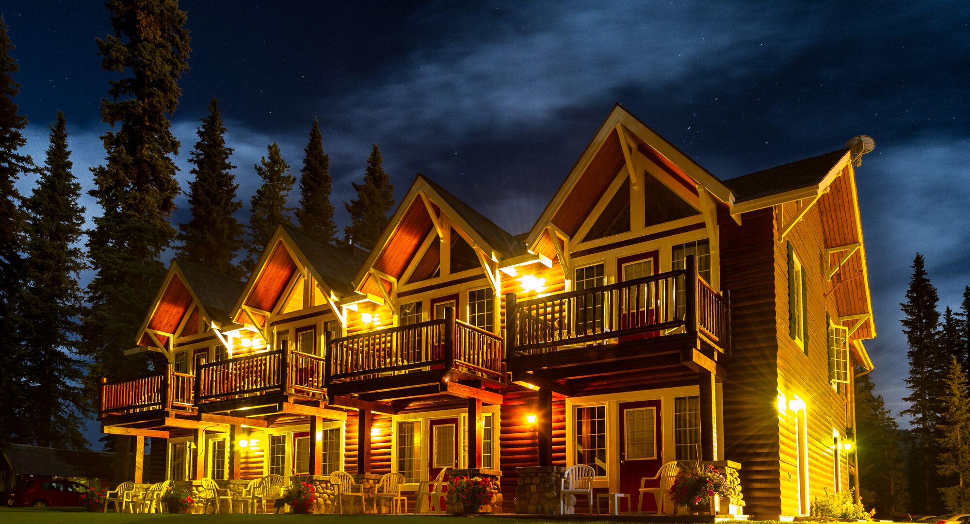 A night sky at Paradise Lodge & bungalows in Lake Louise.