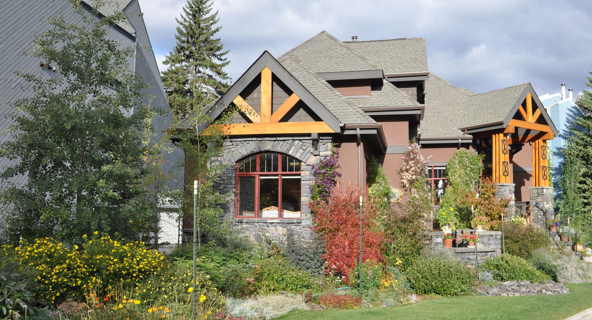 A charming B&B surrounded by a colourful garden on a Summer day in Banff