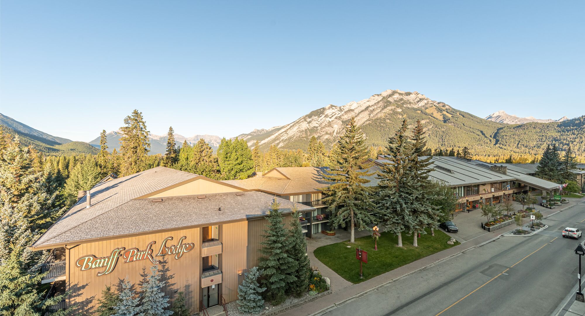 Located just a short walk from downtown, Banff Park Lodge provides a perfect combination of comfort and nature for guests seeking relaxation and adventure.