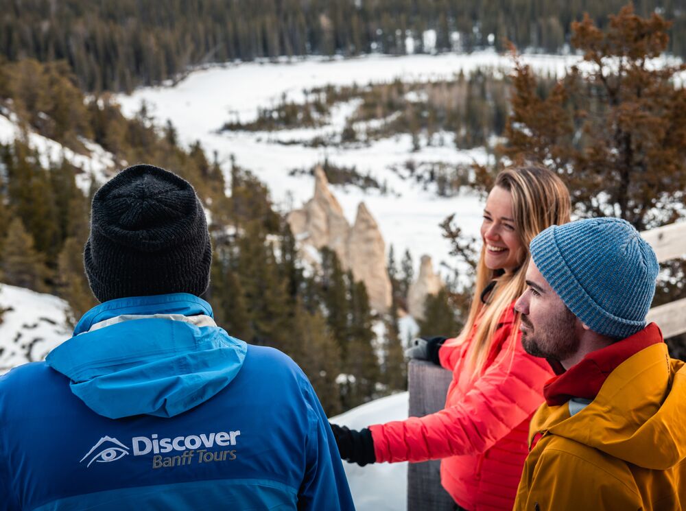 Group of people with a guide at the Hoodoos viewpoint in Banff on a guided tour