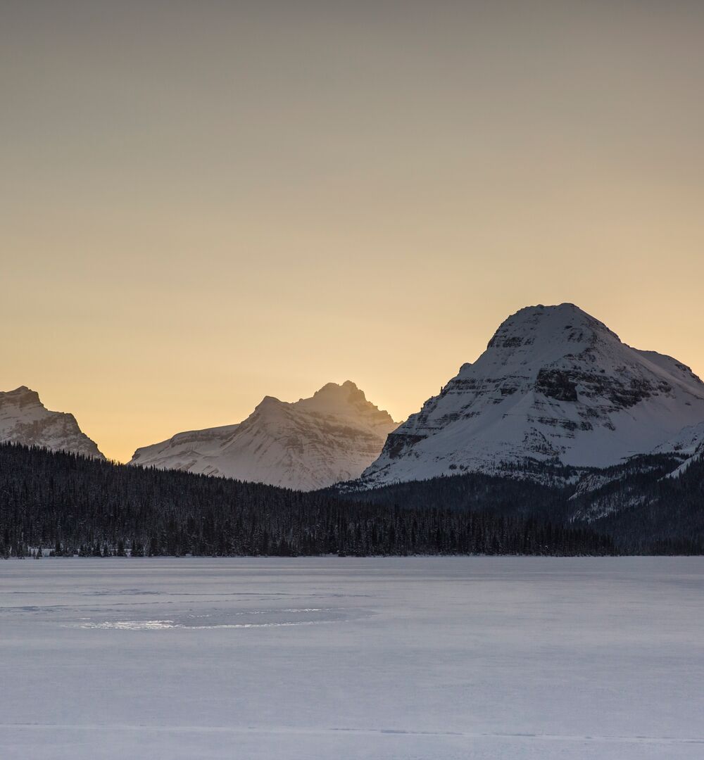 Bow Lake at sunrise on the Icefields Parkway in the winter