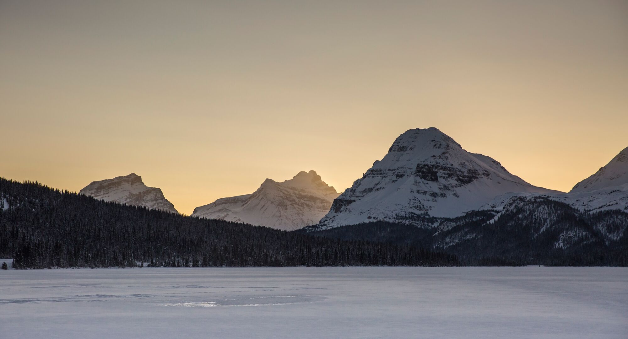 Bow Lake at sunrise on the Icefields Parkway in the winter