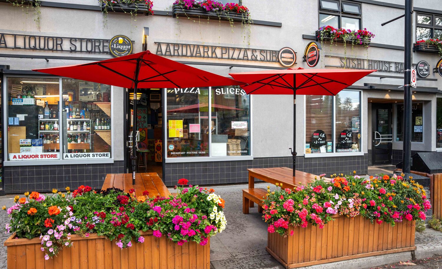 An exterior image of Aardvarks Pizza's summer patio in Banff National Park