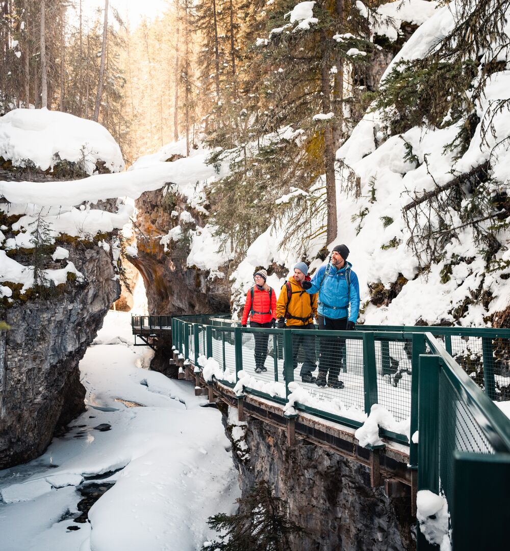 Winter Hiking ijn Johnston Canyon