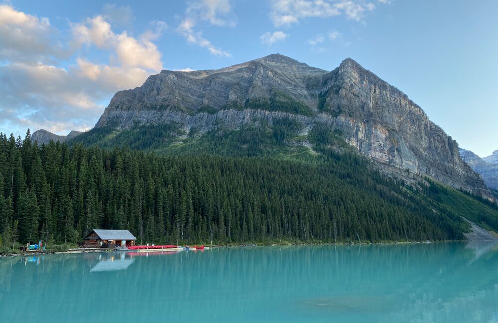 An image of a beautiful lake in Banff Lake Louise Tourism.
