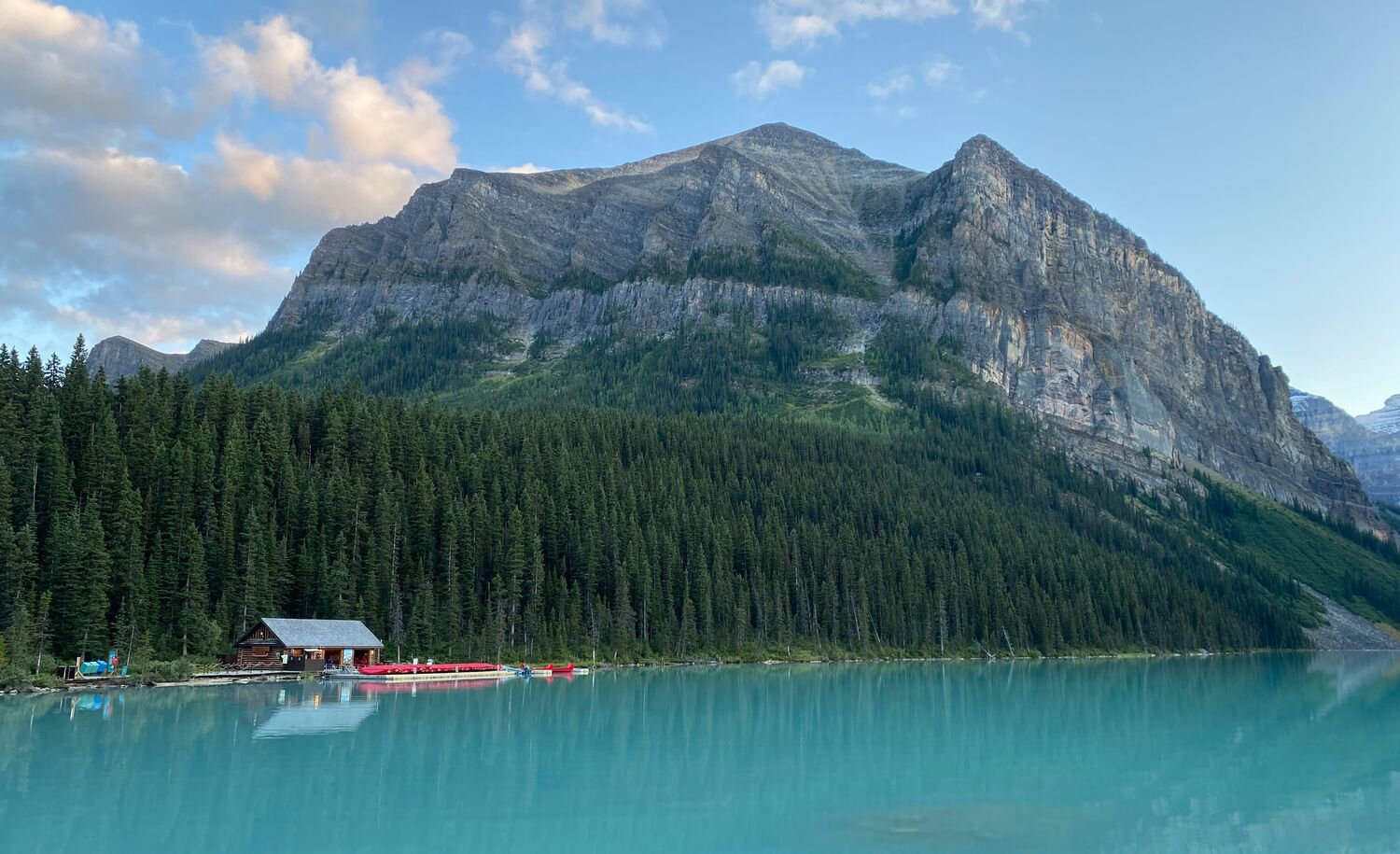 An image of a beautiful lake in Banff Lake Louise Tourism.
